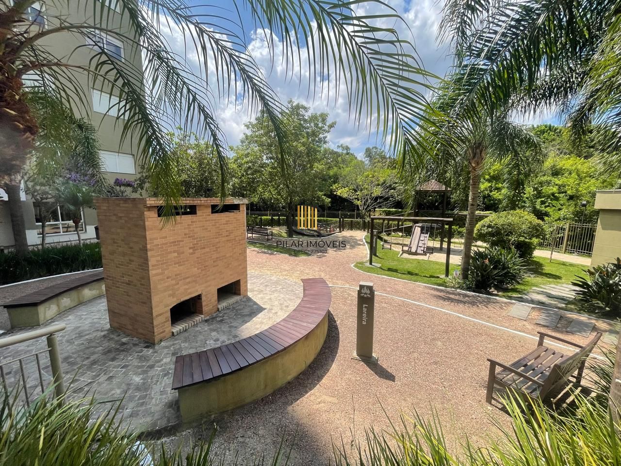 Impecável apartamento semimobiliado, 2 dormitórios, 2 banheiros e 1 vaga coberta