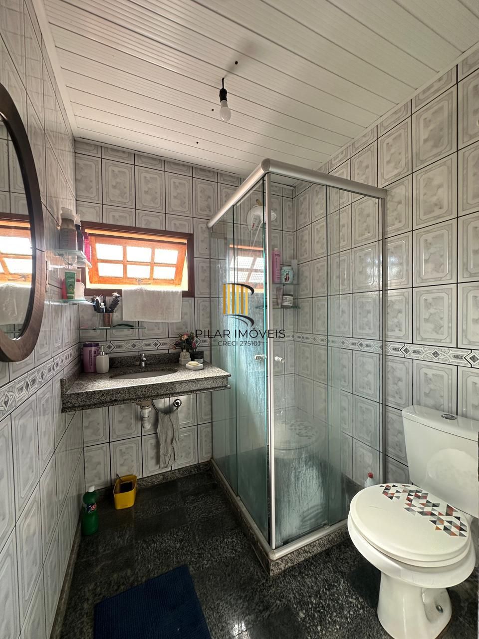 Imóvel com 4 dormitórios e casa auxiliar nos fundos do terreno