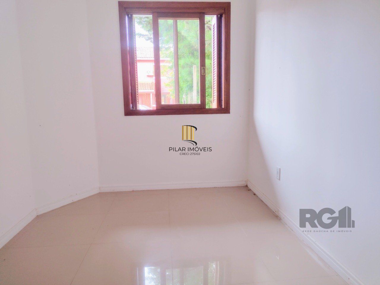 CASA TÉRREA - 2 DORMITÓRIOS, ÁREA COBERTA COM CHURRASQUEIRA , TERRAÇO - 02 VAGAS