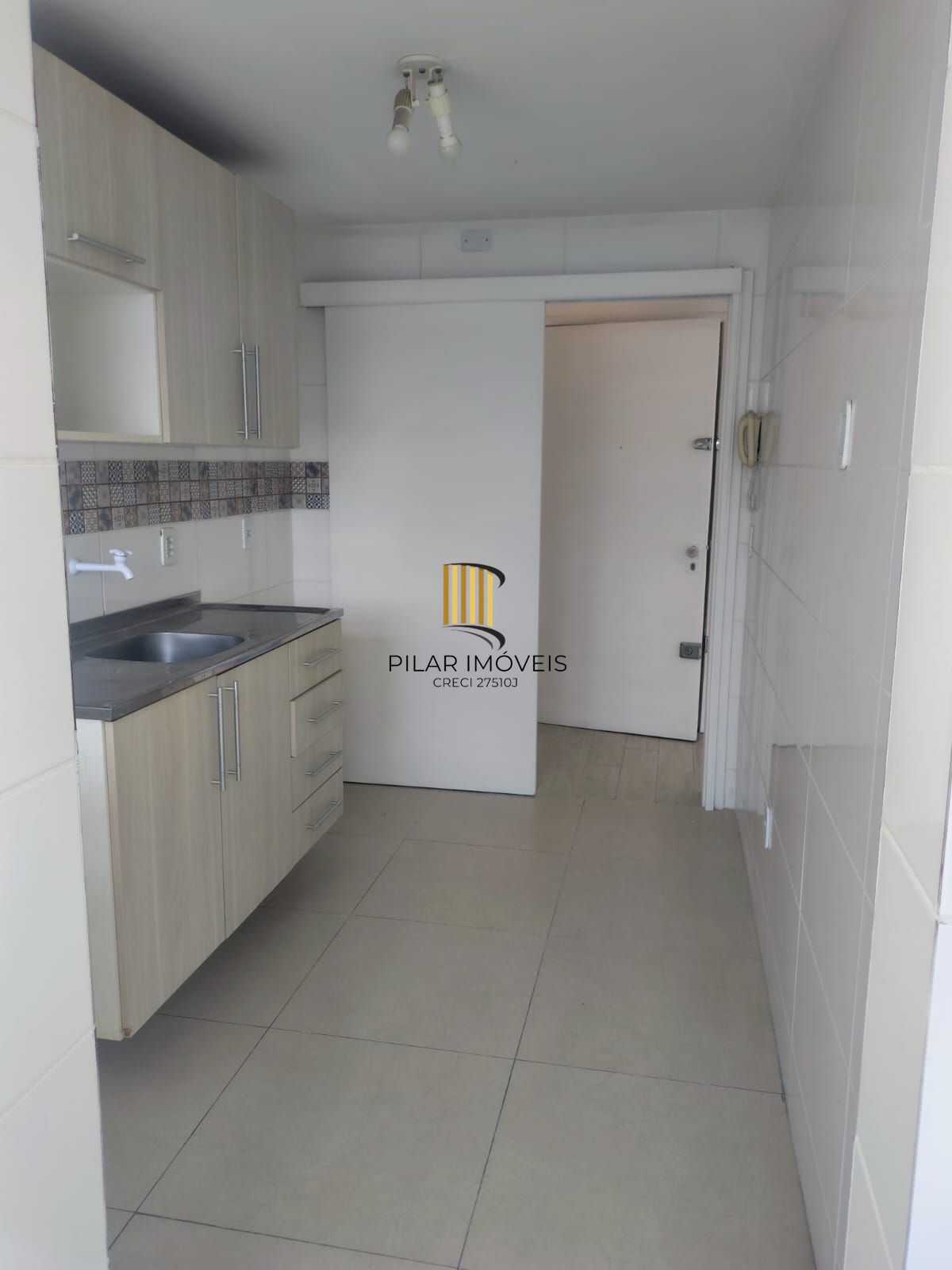 Apartamento de 2 dormitórios reformado com garagem escriturada fechada ,área privativa de 60,65