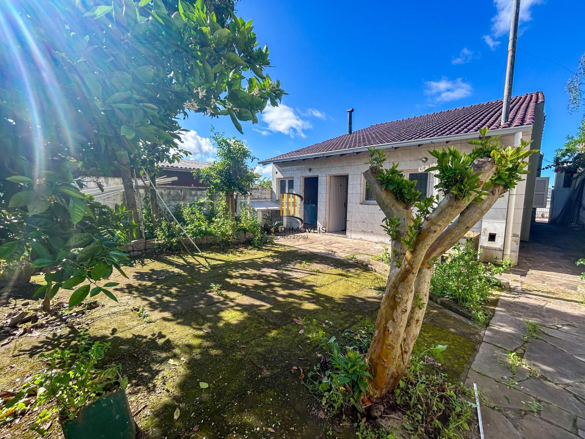 CASA 03 dormitórios, 01 suíte, terraço, pátio, garagens cobertas na VILA NOVA - ótima localização