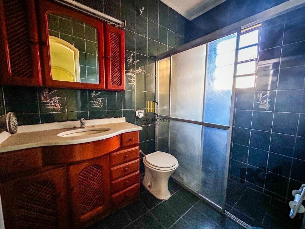 Casa com 2 salas comerciais, 3 quartos, vaga de garagem churrasqueira, suíte, no bairro Cavalhada, Porto Alegre/RS