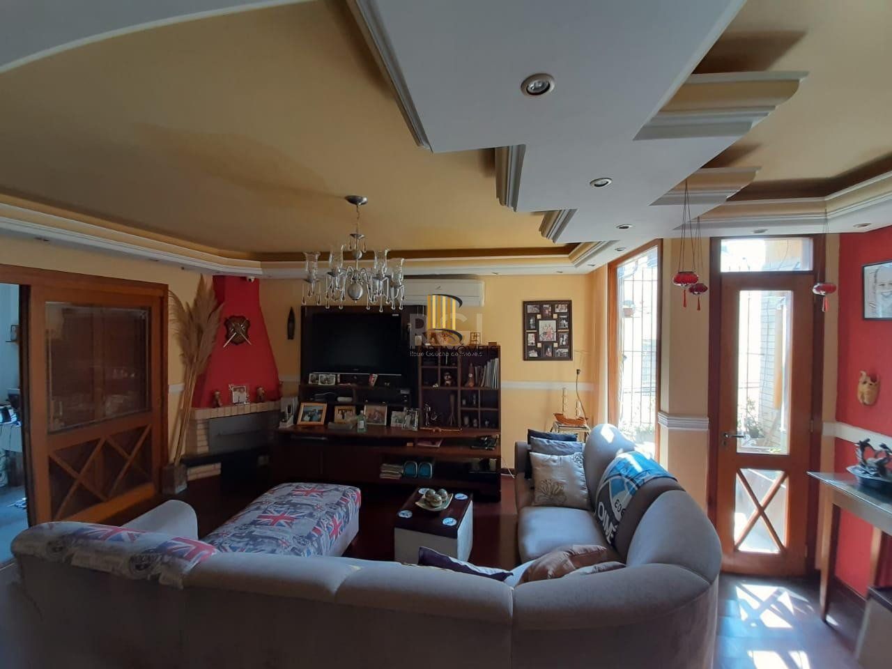 Casa para Venda - 274m², 3 dormitórios, sendo 1 suites, 3 vagas - Guarujá, Porto Alegre