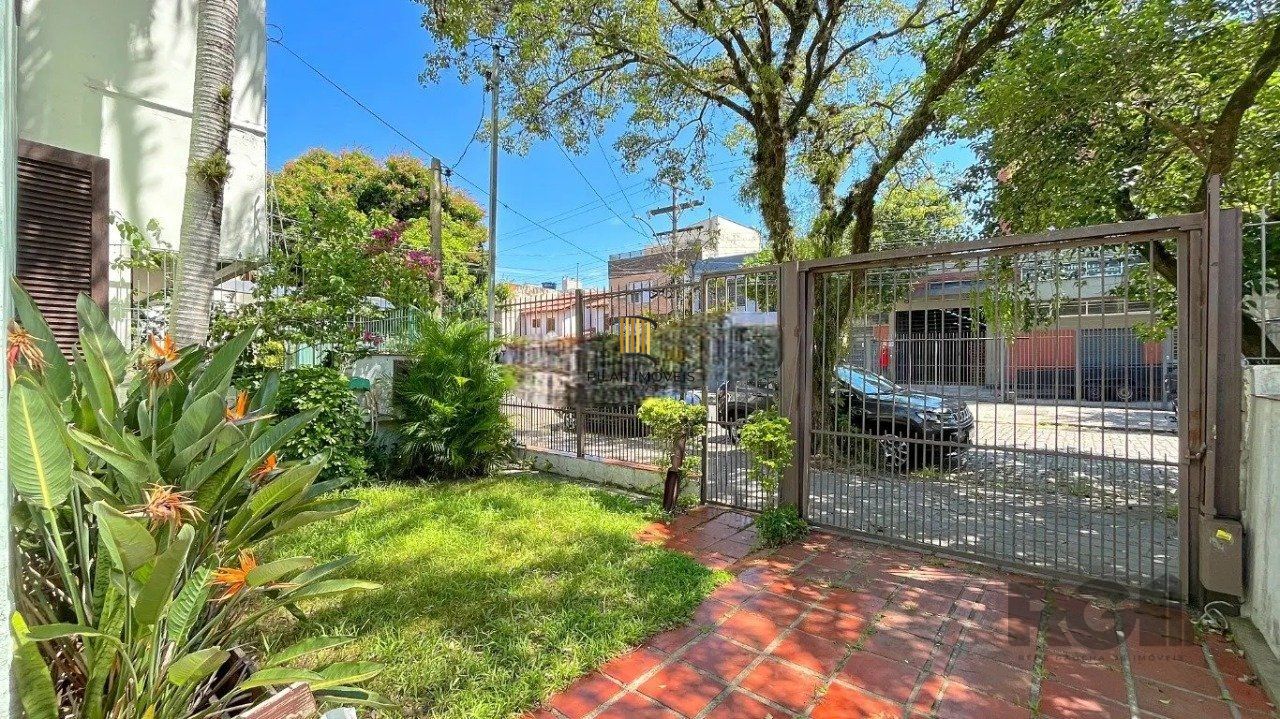 casa com 3 dormitórios, sendo 1 suíte, vaga para 4 carros, no bairro Santana