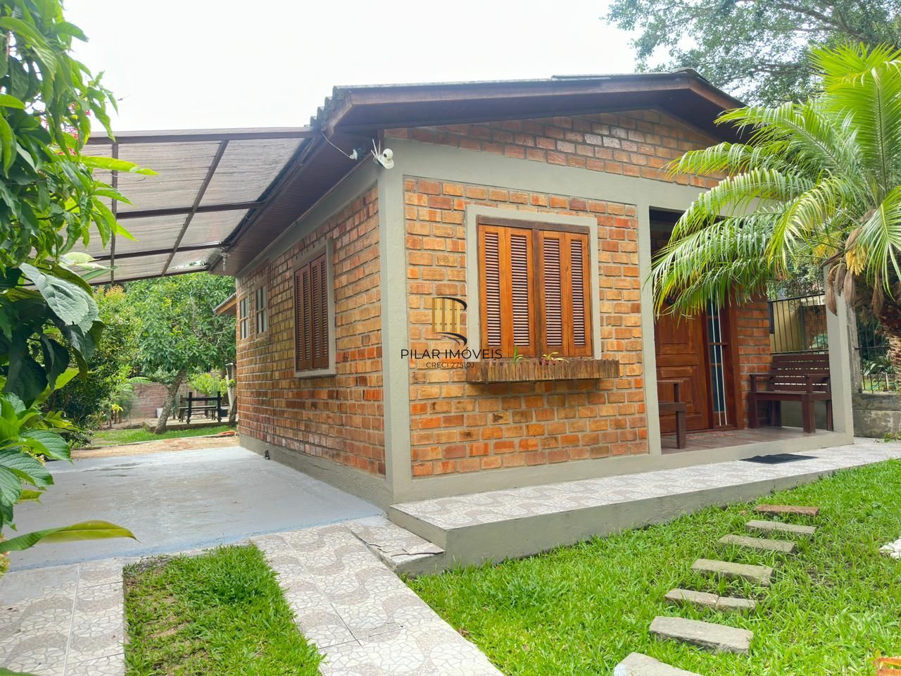Casa de alvenaria toda reformada e mobiliada no bairro Lami