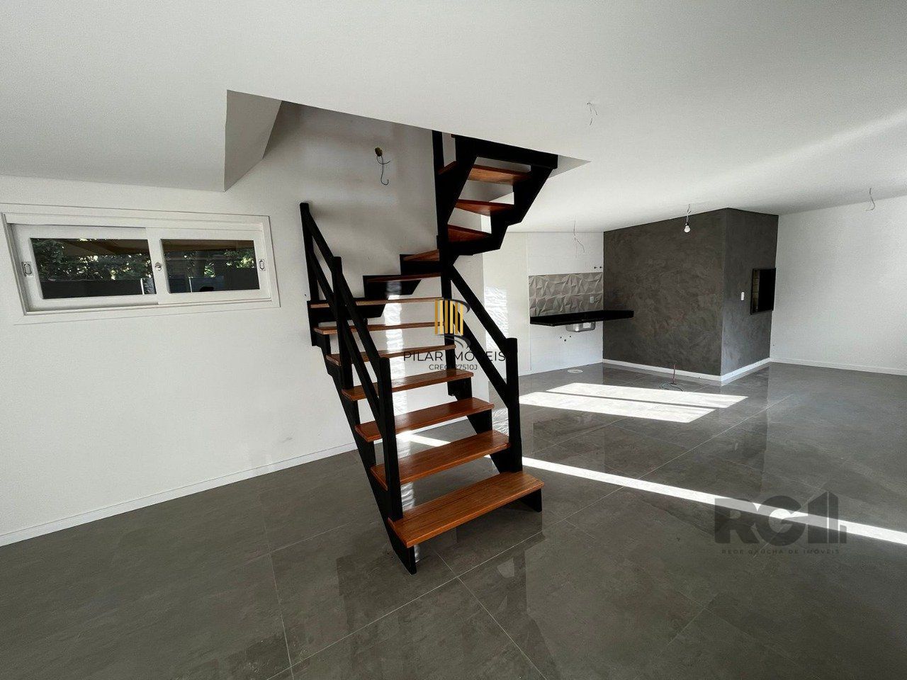 casa 3 dormitórios  1 suíte, 2 vagas, condomínio com piscina 240,22m² privativos no Bairro Vila Nova Porto Alegre/RS