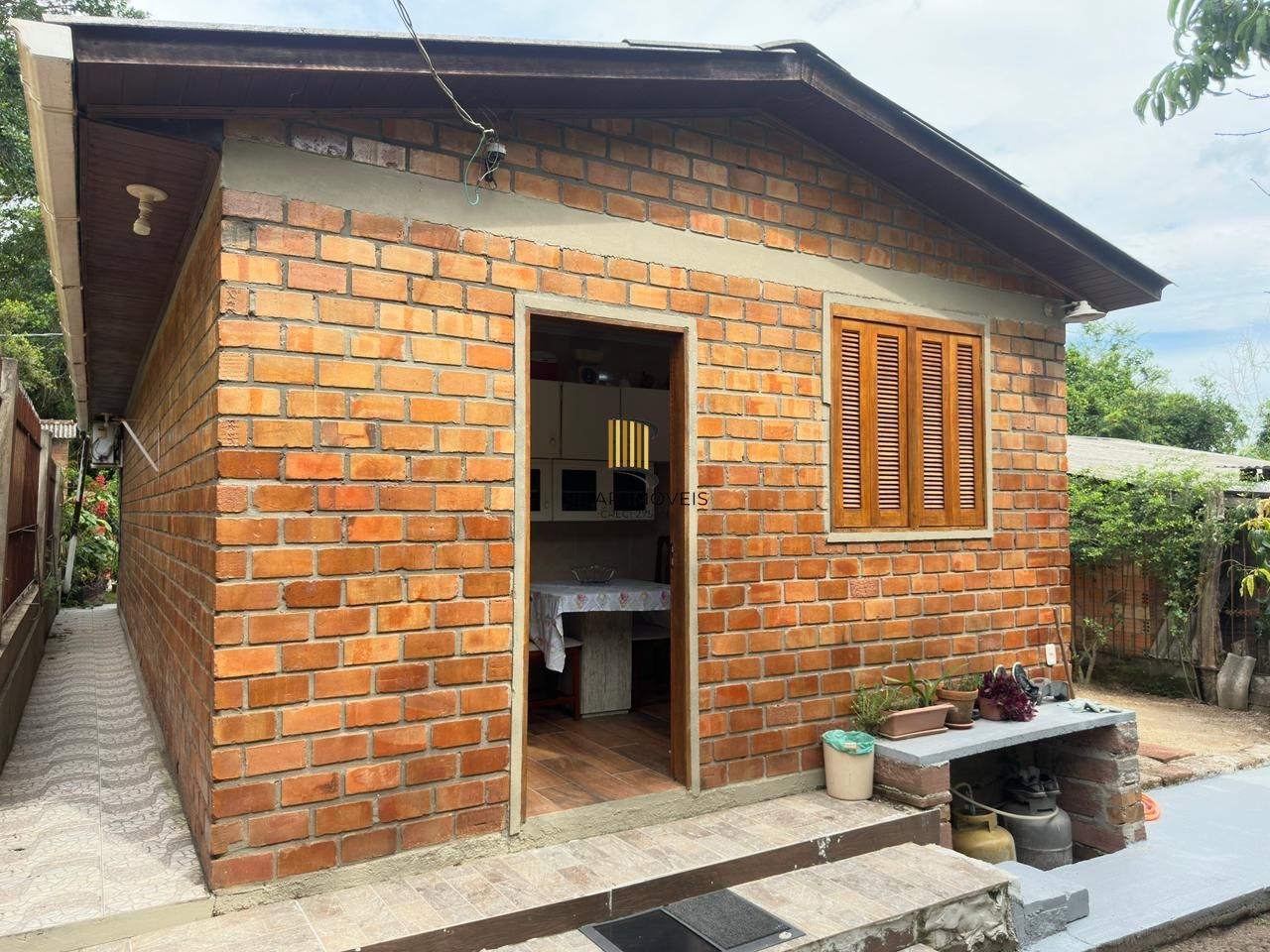 Casa de alvenaria toda reformada e mobiliada no bairro Lami
