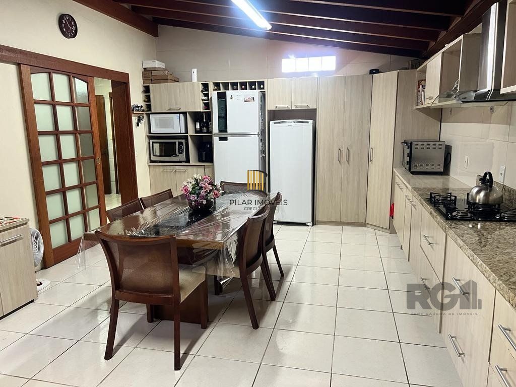 Casa com 3 dormitórios no bairro Morro Santana