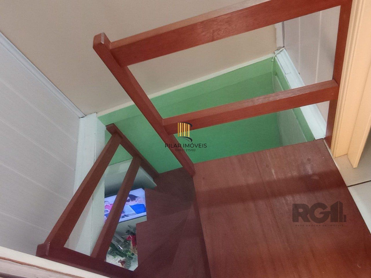 Sobrado para Venda - 36m², 2 dormitórios, 1 vaga - Guarujá, Porto Alegre