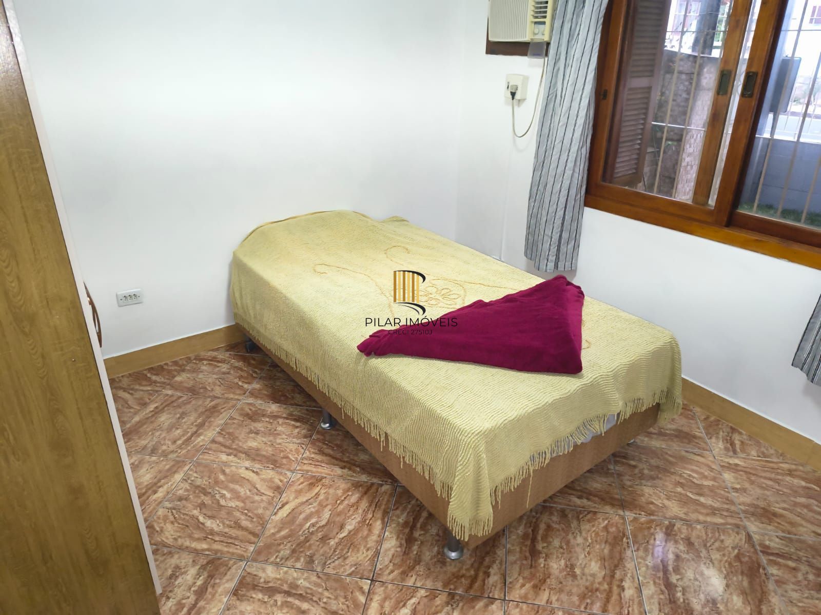 Casa com 2 vagas de garagem para carros pequenos