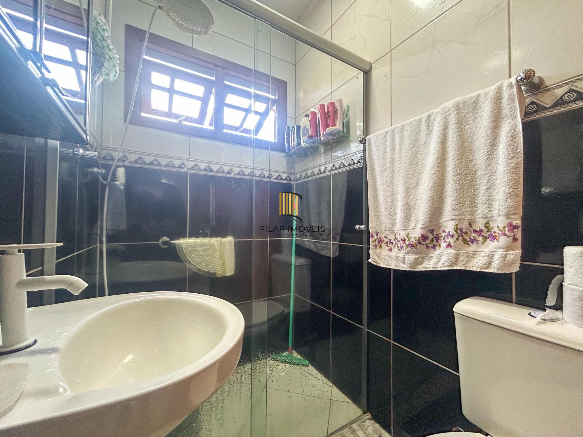 Casa 02 dormitórios e demais peças, amplo terreno plano com 300m².