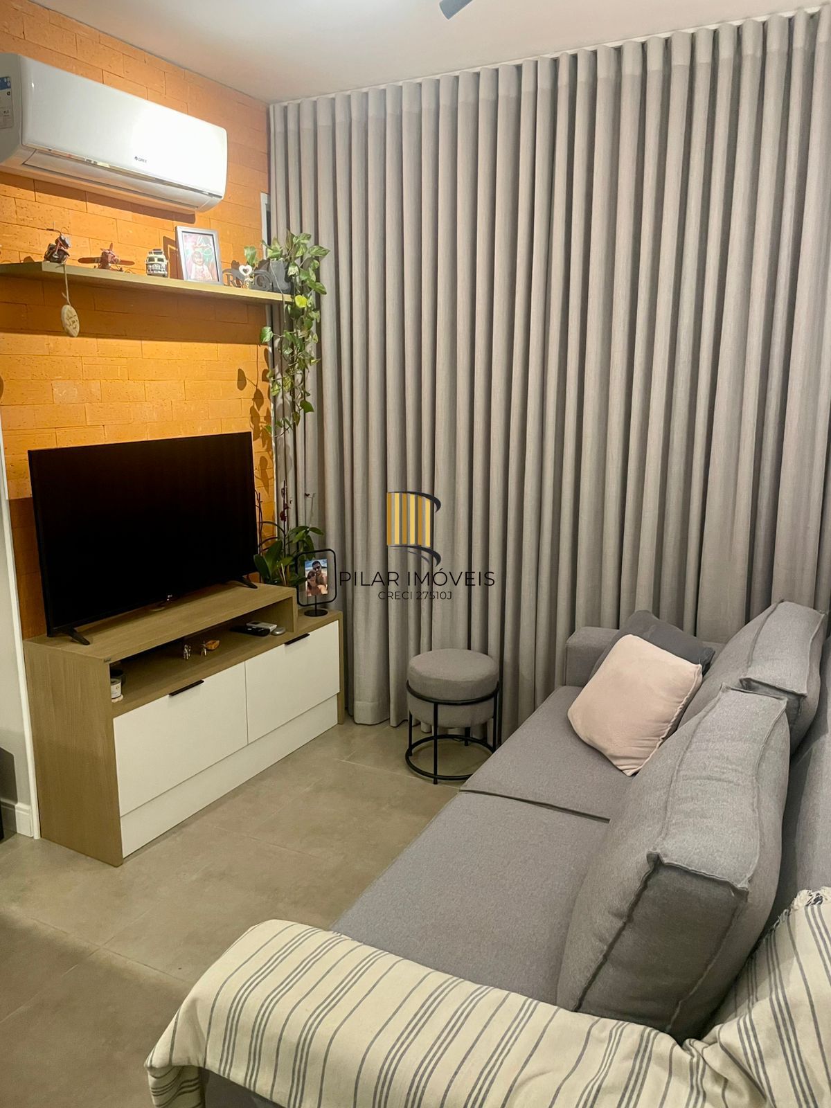 Apartamento com 02 quartos e 01 vaga escriturada no Bairro Cavalhada