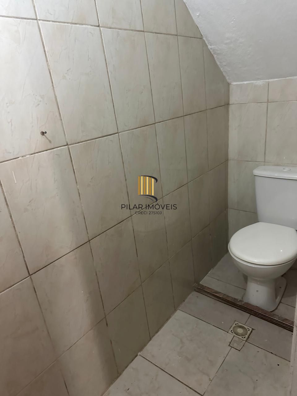 Casa com 03 quartos e 02 vagas de garagem