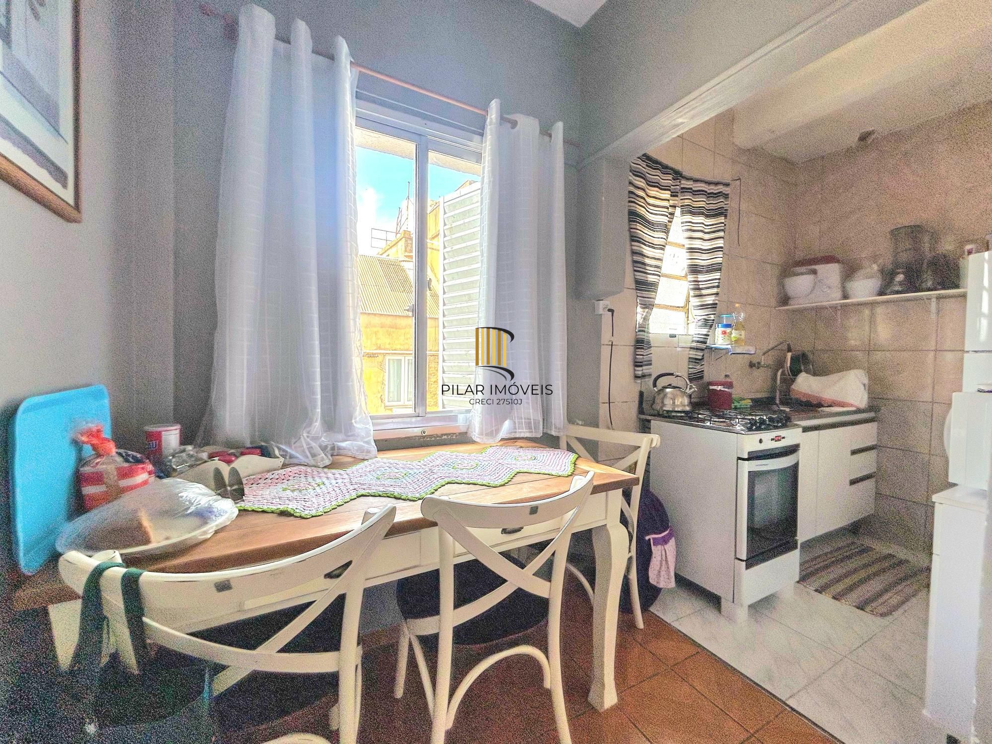 Apartamento 28m² privativos, iluminação natural, 01 dormitório, sala e cozinha integrados, banheiro social - CENTRO  -ANDAR ALTO