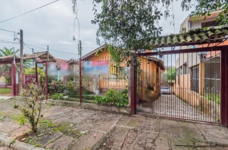 Casa de 3 dormitórios , com suíte , banheiro social , 2 apartamentos de 1 dormitório nos fundos ,vaga para 3 carros !