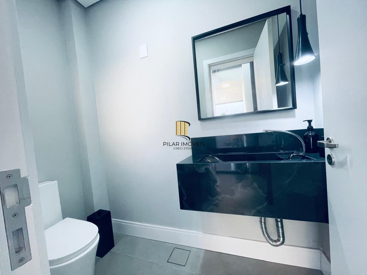 CASA EM CONDOMINIO TÉRREA,  3 SUÍTES 4 VAGAS DE GARAGEM, EM GRAVATAI RS