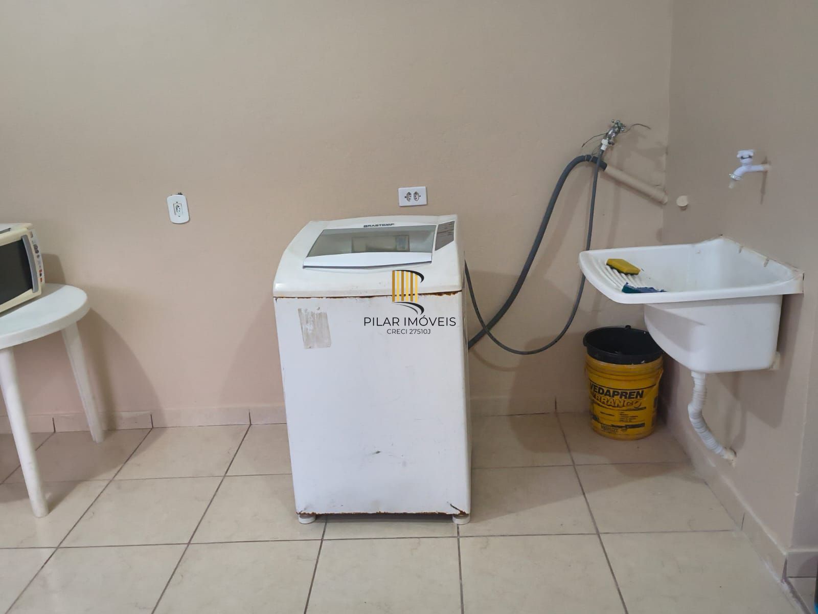 Casa com 2 vagas de garagem para carros pequenos