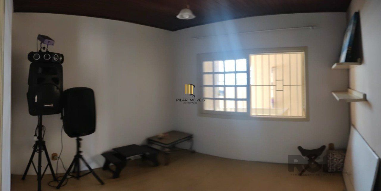 casa com 4 dormitórios, sendo 1 suíte, garagem para dois carros fechada, no bairro Santa Isabel em Viamão