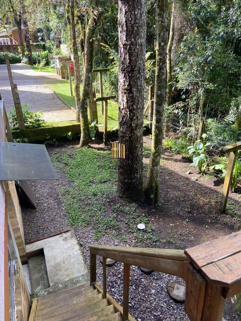 Casa com 2 suítes, lareira, deck, vaga de garagem - 140m² no bairro Laje de Pedra, Canela/RS