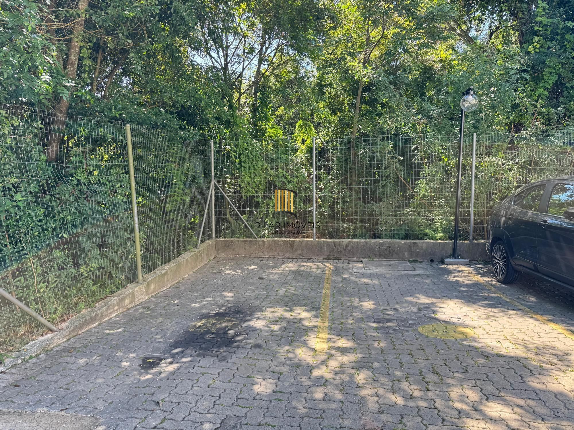 Apartamento com 02 quartos e 01 vaga escriturada no Bairro Lomba do Pinheiro