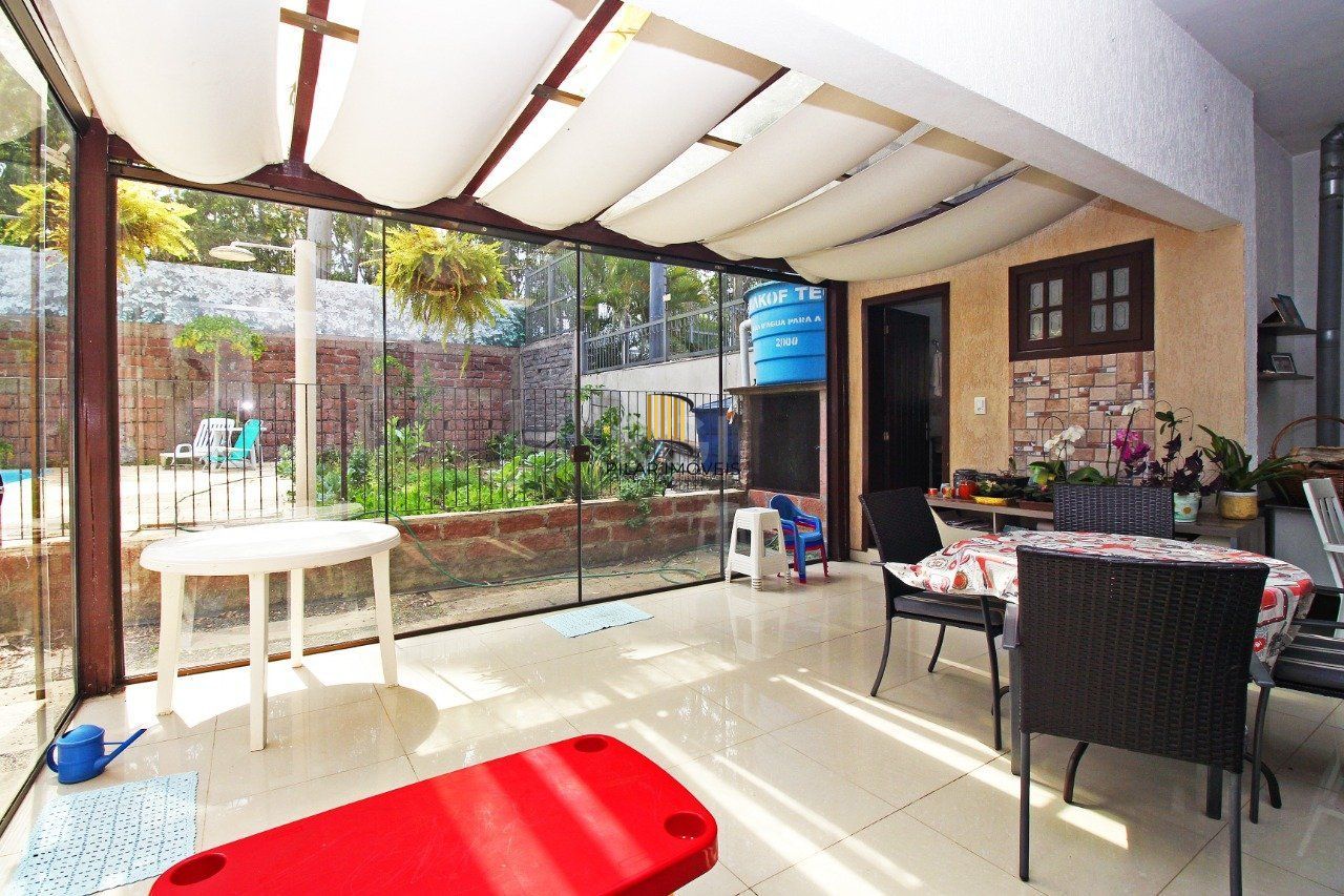 Casa 4 Suítes e 6 vagas de garagem no bairro Jardim Itu