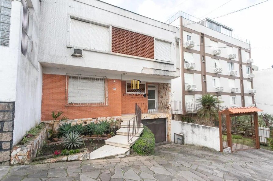 Amplo apartamento no Bairro Petrópolis com 2 vagas de garagem