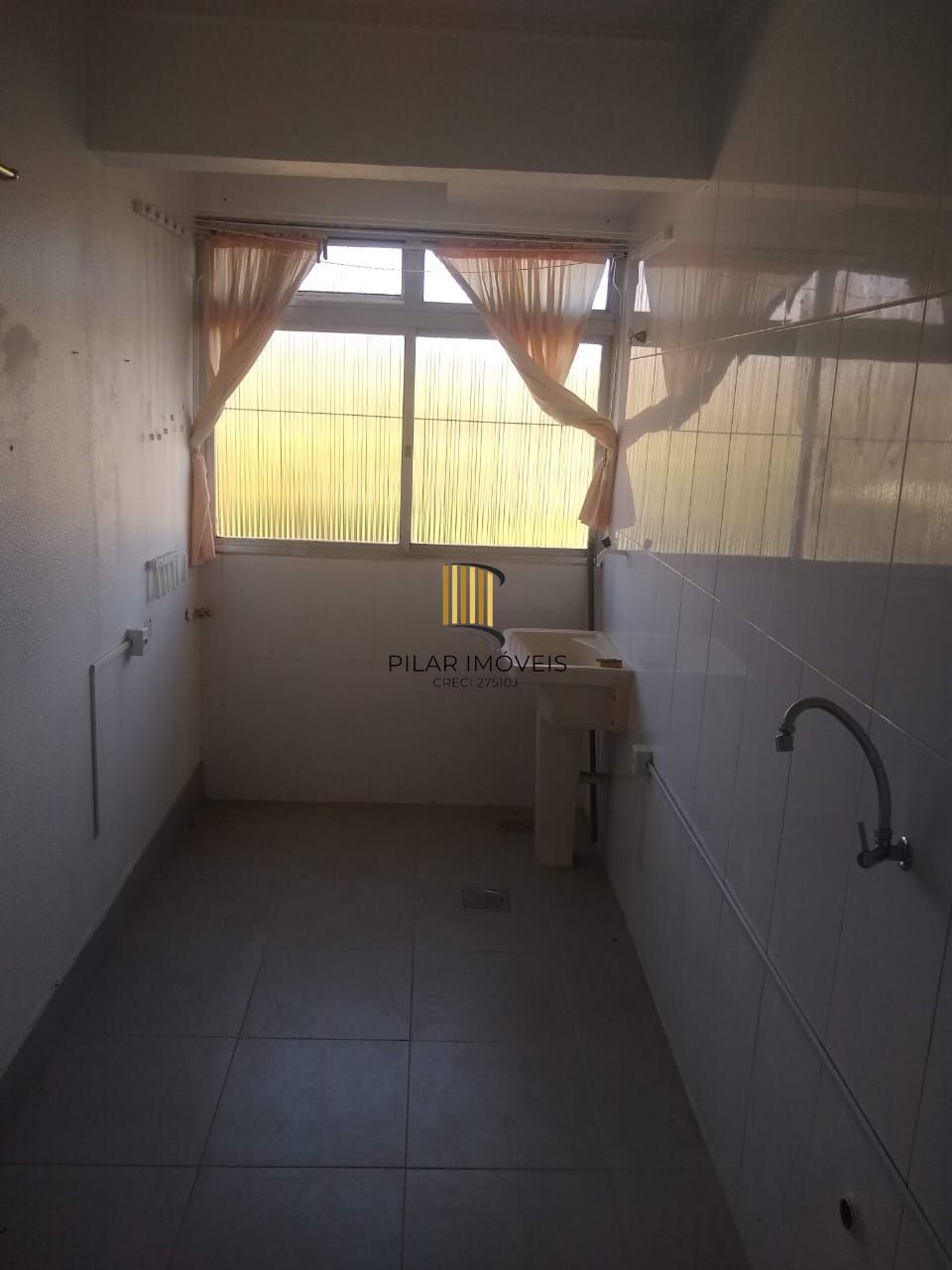 Apartamento com 02 quartos e 01 vaga escriturada no Bairro Rubem Berta