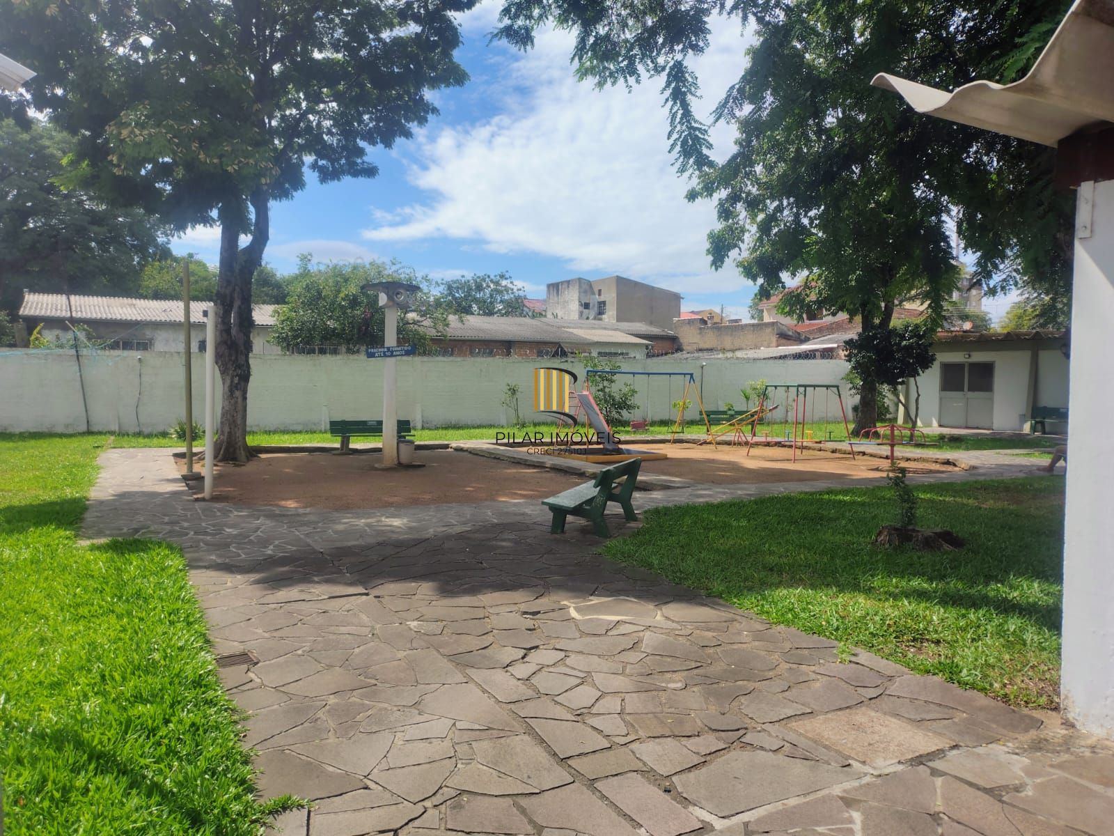 Apartamento de 2 dormitórios reformado com garagem escriturada fechada ,área privativa de 60,65