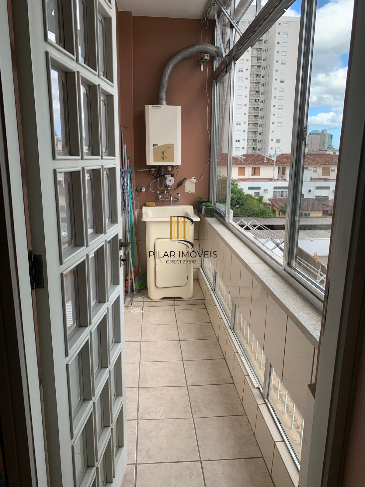 Apartamento 3 dormitórios com 2 banheiros e garagem no Menino Deus