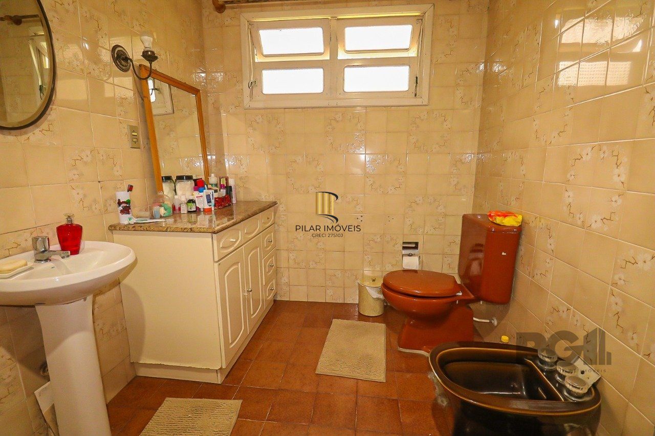 Casa com 2 quartos, vaga de garagem, churrasqueira, com 200m² privativos no centro de Esteio/RS