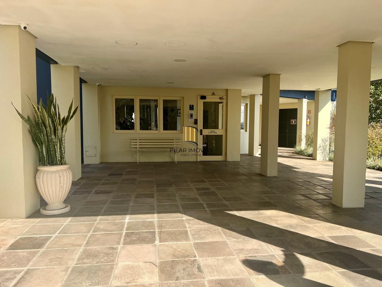 Apartamento 3 dormitorios, 1 suite, 2 vagas de garagem mais dependência de empregada no bairro tristeza.