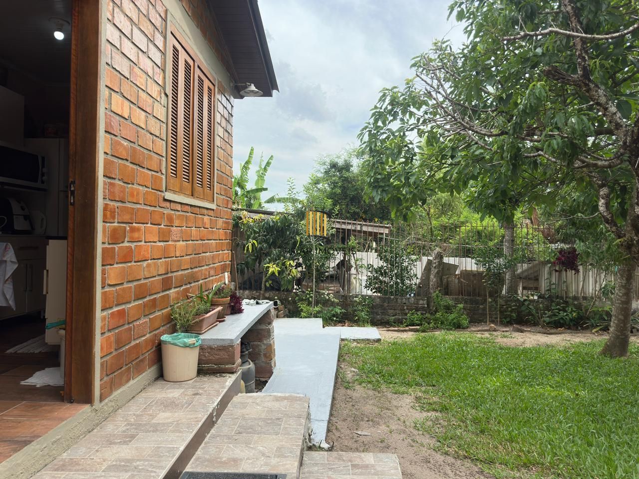 Casa de alvenaria toda reformada e mobiliada no bairro Lami