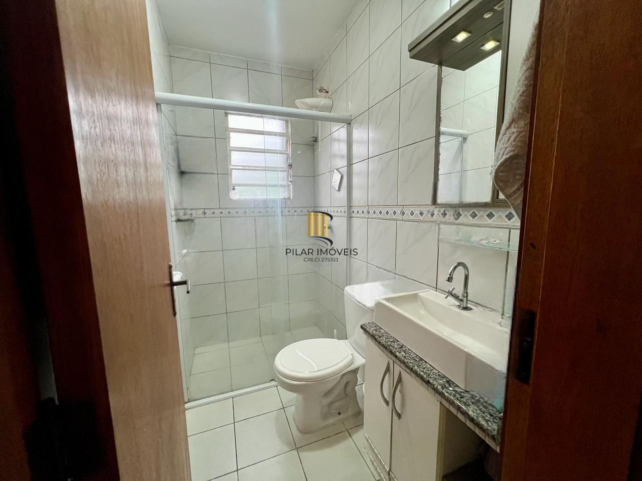 Casa em condomínio fechado  com 94m2, 3 dormitórios no bairro Camaquã.