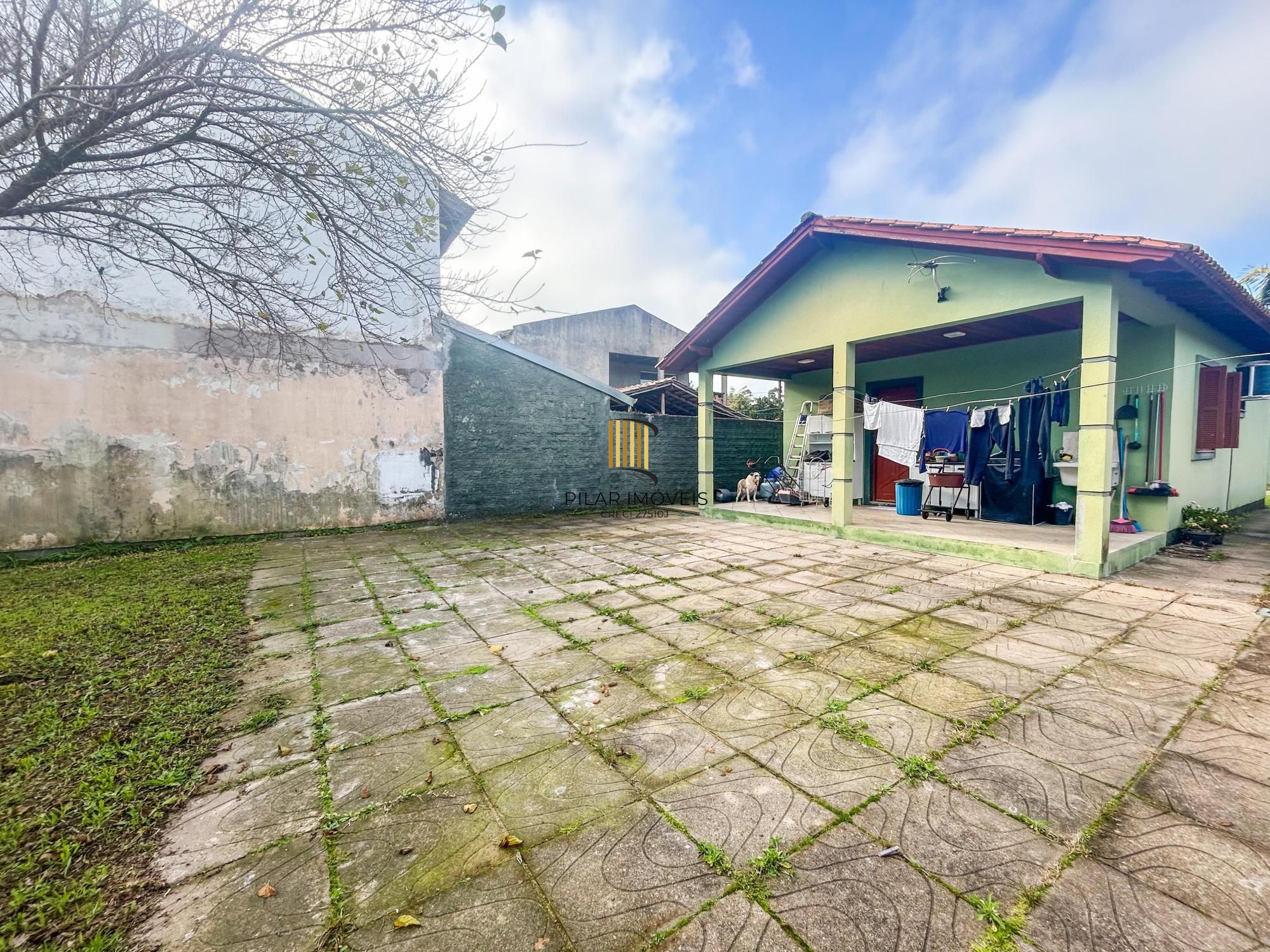 Casa 02 dormitórios e demais peças, amplo terreno plano com 300m².