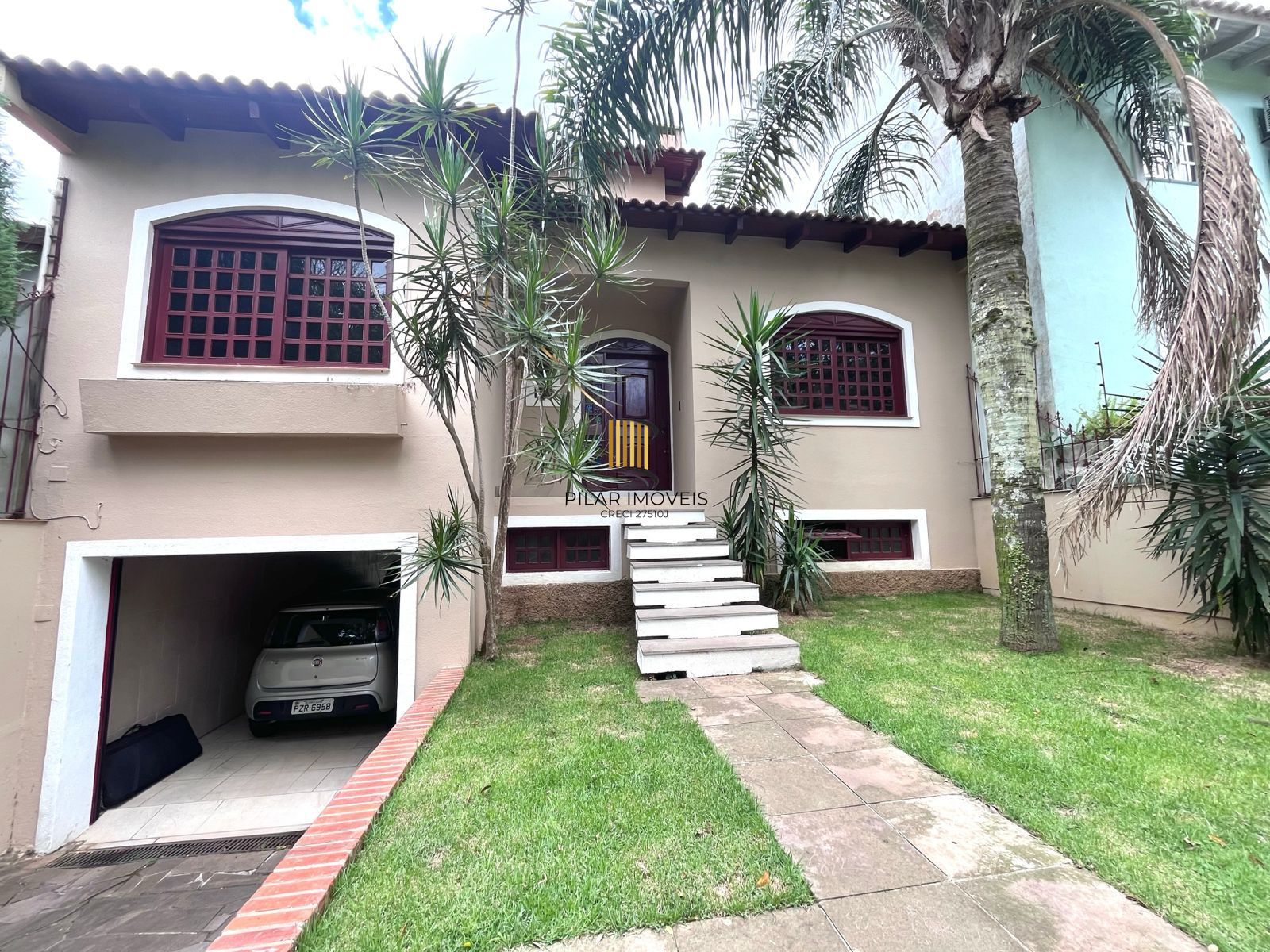 Casa com 04 quartos (01 suíte) 02 vagas no Bairro Jardim Sabará em Porto Alegre