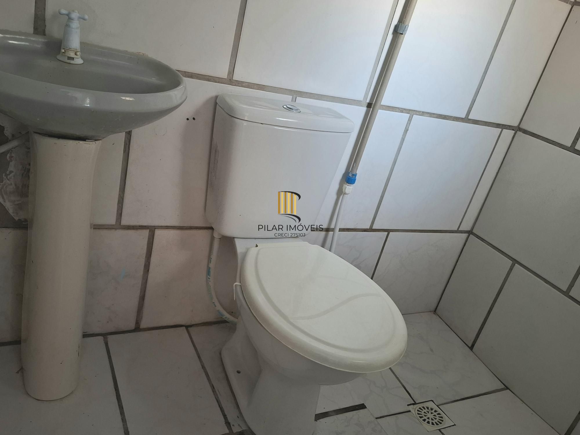 Vende Casa no Bairro Cavalhada em acesso a poucos metros da Avenida. Construídos 2 residências geminadas com 1 dormitório separado, sala e cozinha integrados casa uma, mais chalé antigo de madeira.