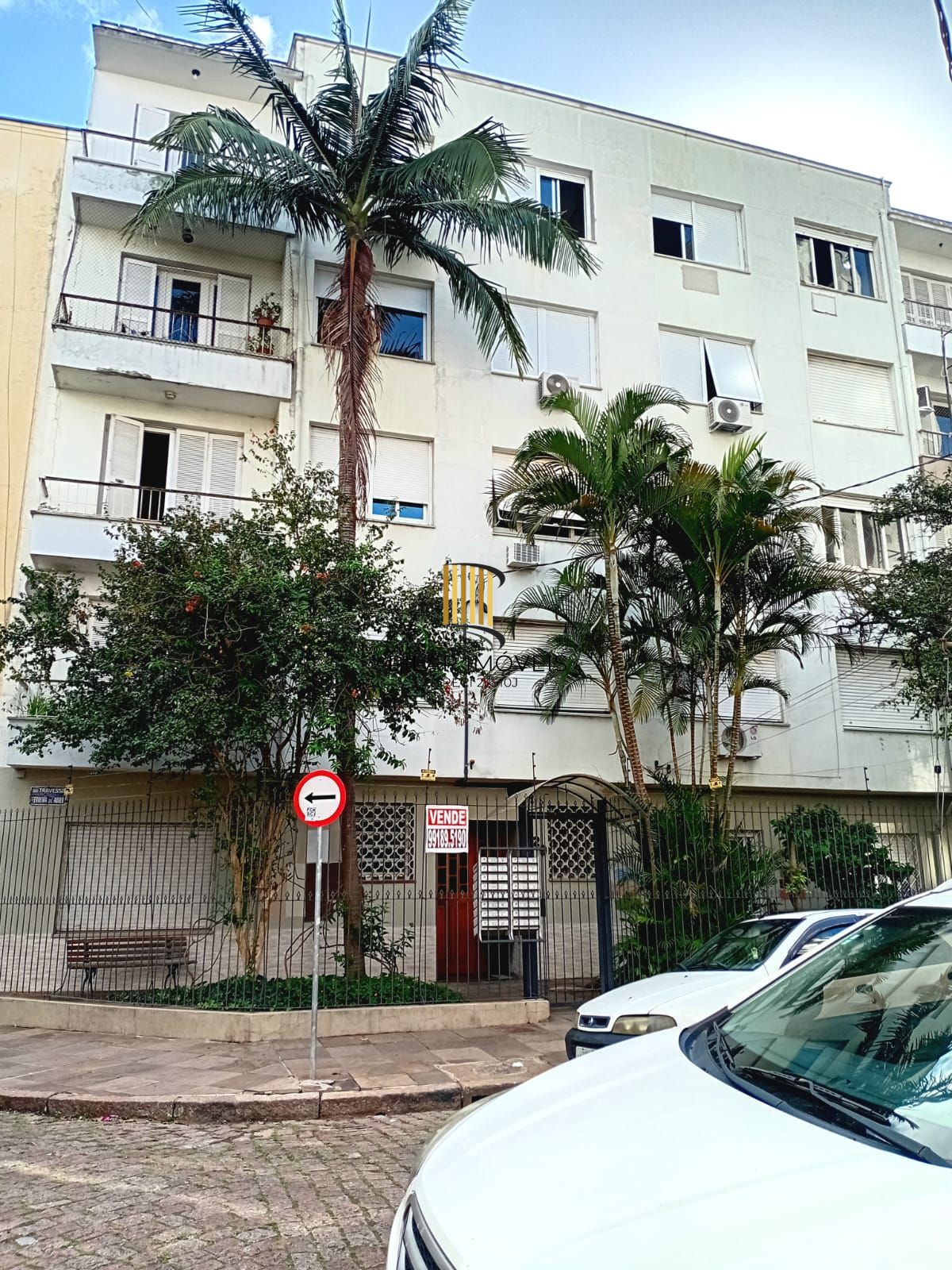 Apartamento 3 dormitórios, frente, sacada no bairro Santana - Porto Alegre - RS