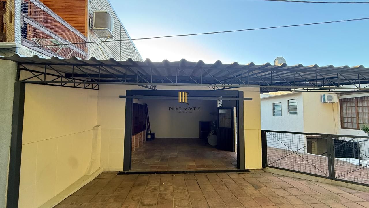 CASA 3 DORMITÓRIOS 4 BANHEIROS 4 VAGAS 1 SUÍTE, PÁTIO NO BAIRRO MEDIANEIRA PORTO ALEGRE/RS