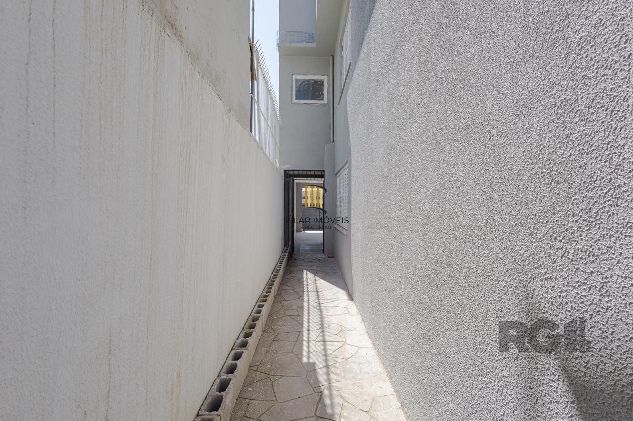 Casa de 3 dormitórios, suíte no bairro Teresópolis com 4 vagas de garagem