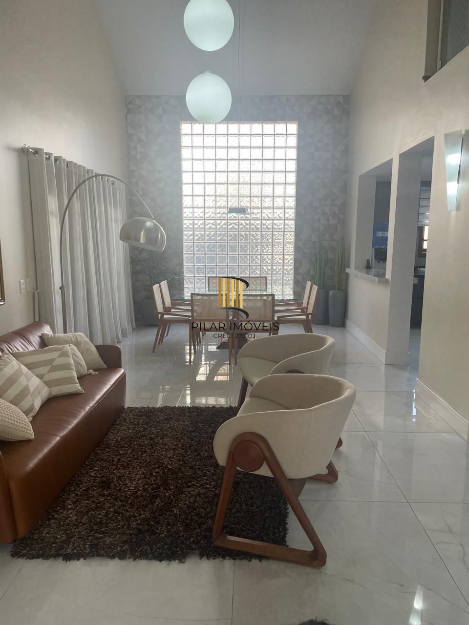 Casa em Condomínio com 03 quartos (01 suíte com closet) e 06 vagas no Ecoville