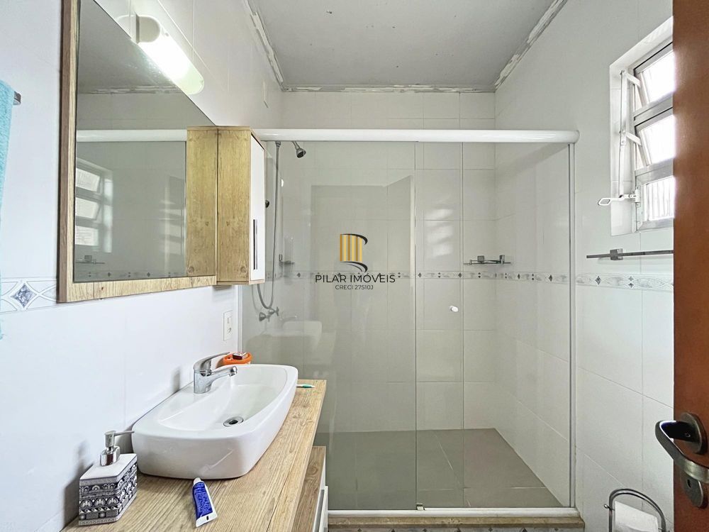 Casa ampla com piscina, adega, quiosque com churrasqueira e casa nos fundos (edícula).