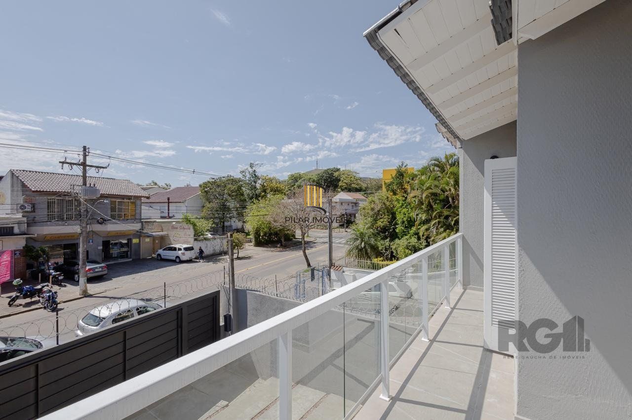 Casa de 3 dormitórios, suíte no bairro Teresópolis com 4 vagas de garagem