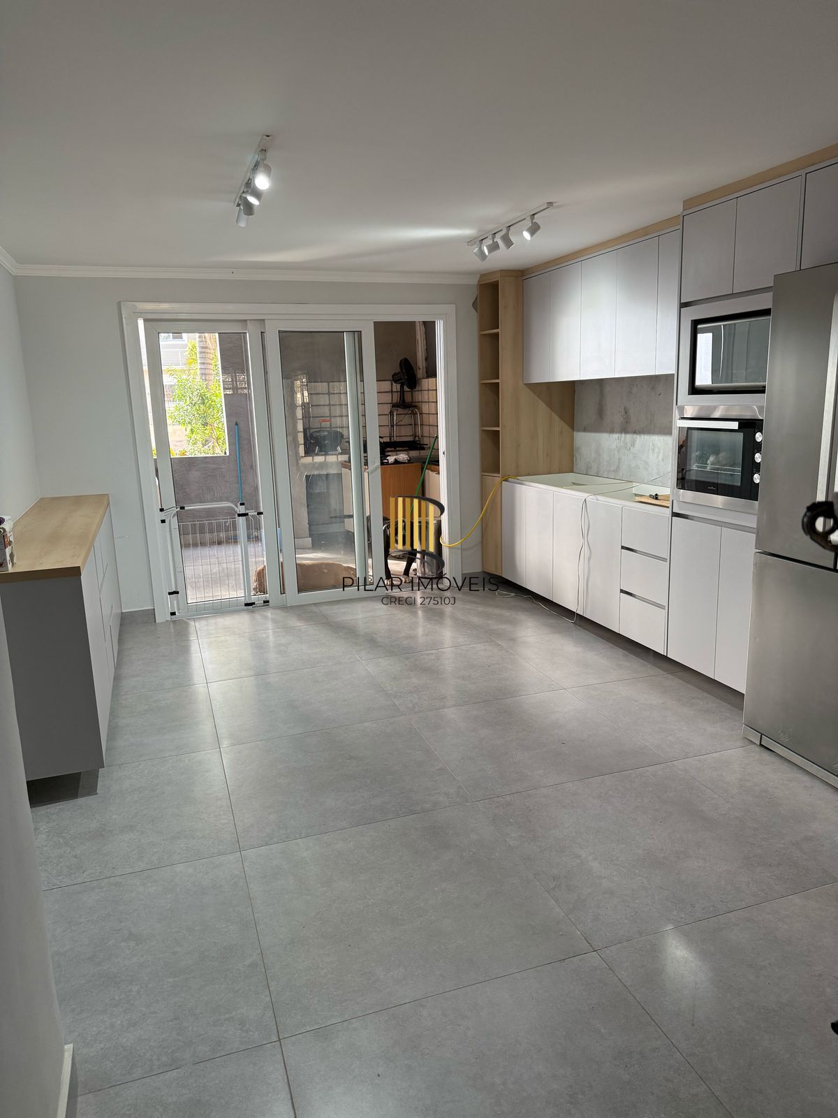 Casa com 03 quartos e 02 vagas de garagem