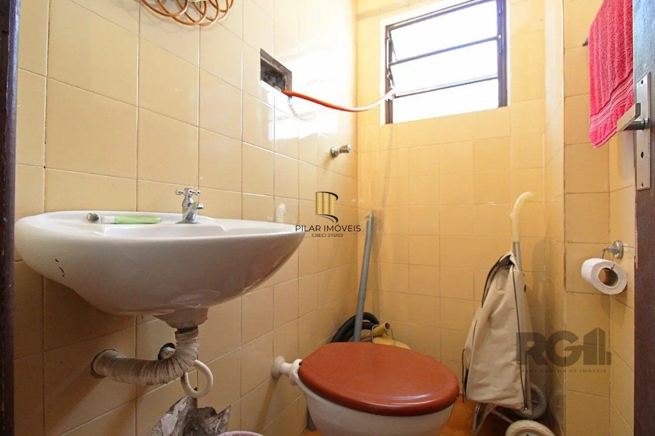 casa com 3 dormitórios, sendo 1 suíte, vaga para 4 carros, no bairro Santana