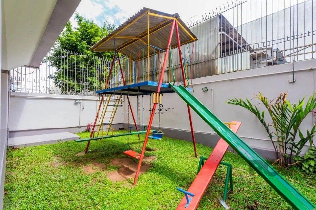 Apartamento com 02 quartos com 01 vaga de garagem coberta e escriturada.