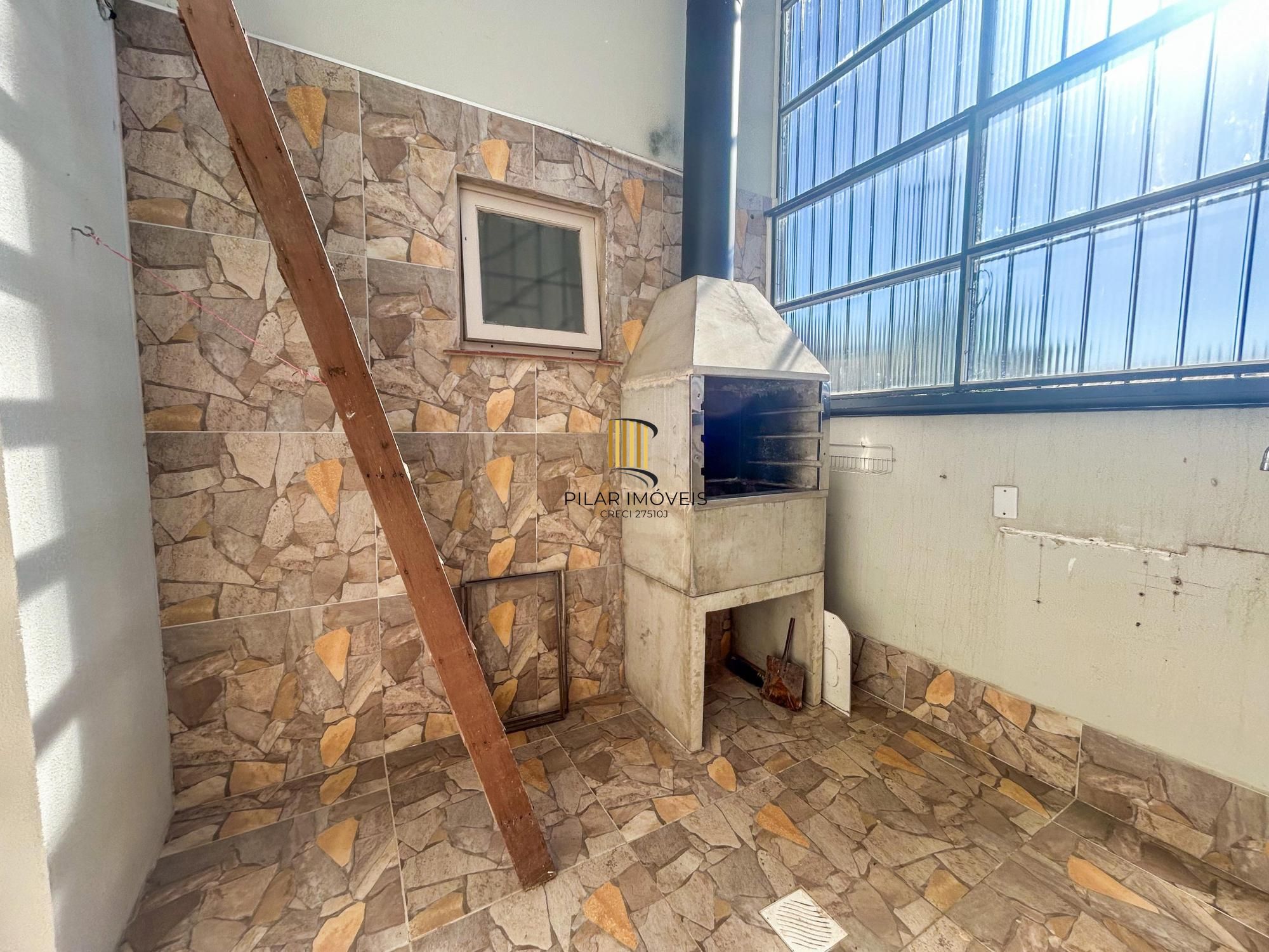 CASA 03 dormitórios, 01 suíte, terraço, pátio, garagens cobertas na VILA NOVA - ótima localização