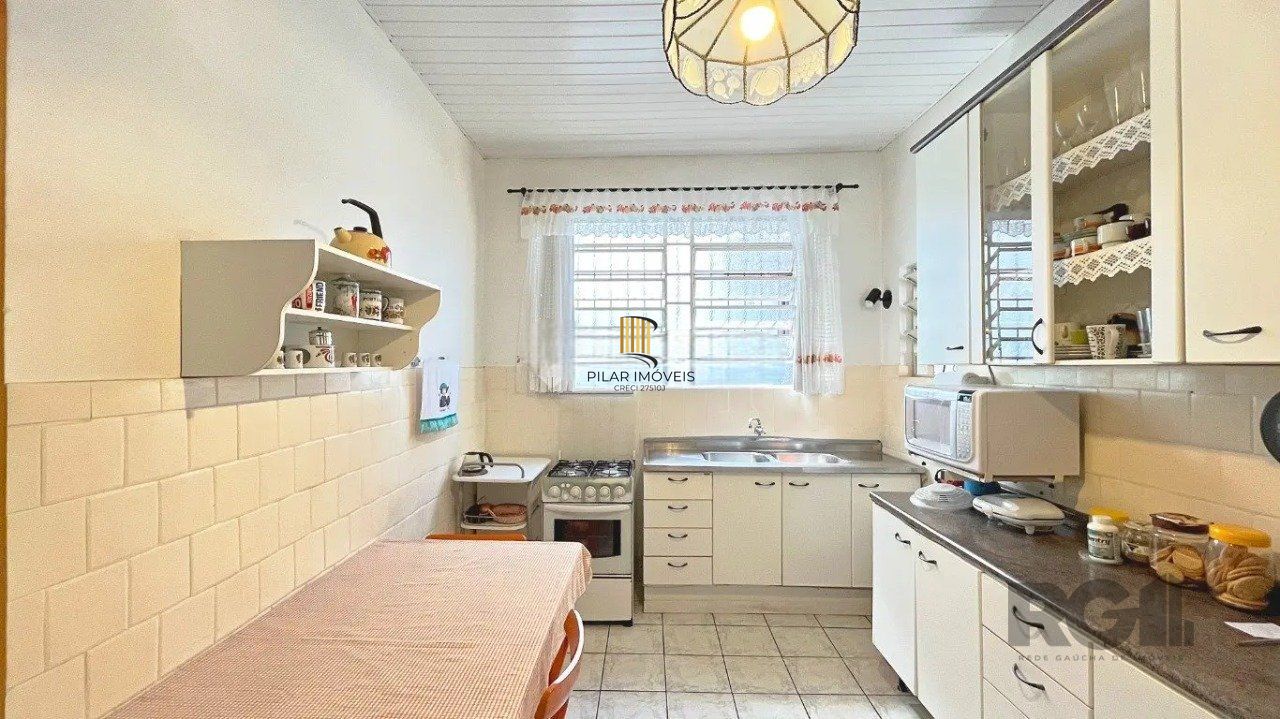 casa com 3 dormitórios, sendo 1 suíte, vaga para 4 carros, no bairro Santana