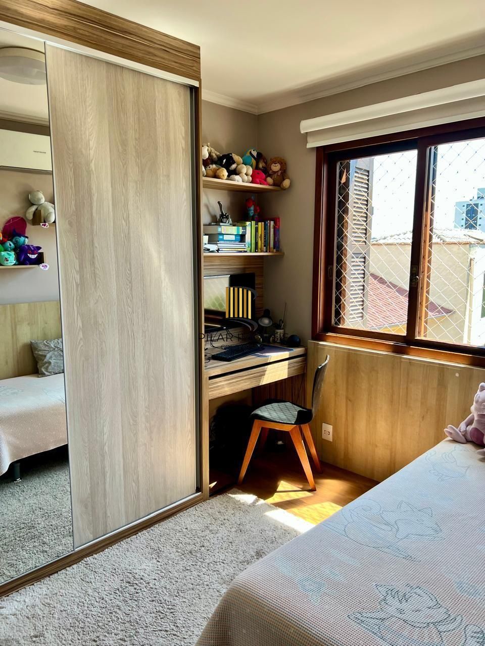 Apartamento à venda no bairro Jardim botânico com 2 dormitórios e Vaga coberta.