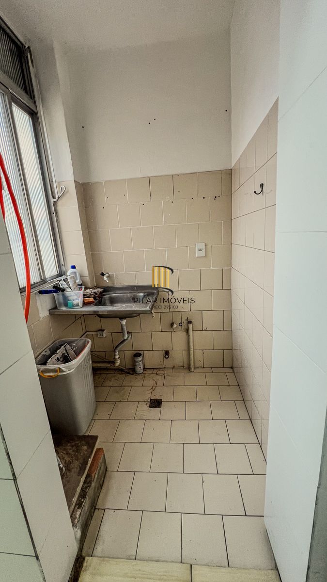 Apartamento com 02 quartos e 01 vaga, no Bairro Navegantes em Porto Alegre