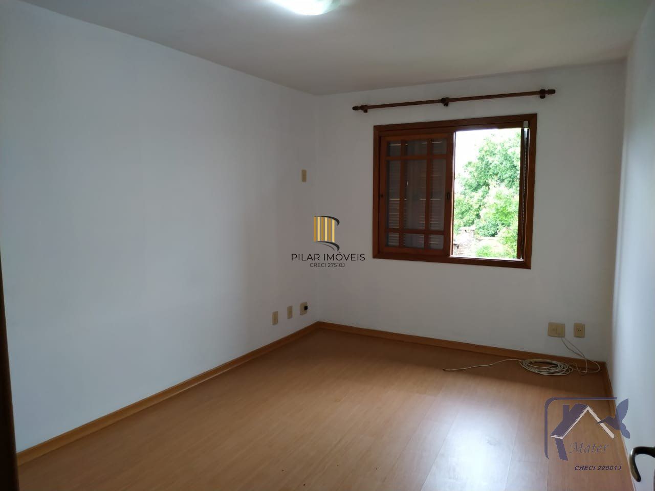 CASA COM 220m², 3 DORMITORIOS, SUITE, 4 VAGAS DE GARAGEM COBERTAS, BAIRRO IPANEMA, EM PORTO ALEGRE, RS
